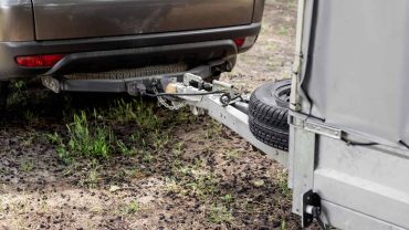 Tow hitch connection between vehicle and caravan for travel.